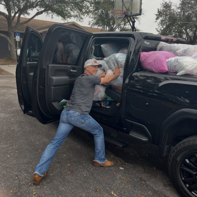 Thank you, David Spencer, for being willing to fill up your “beast of a truck” (inside and out) with bags of clothes from the annual Harbor Clothing Drive and bringing it all to Metropolitan Ministries! You had to stuff them in but you did it! #serve #clothes #clothingdrive #truck #christianity