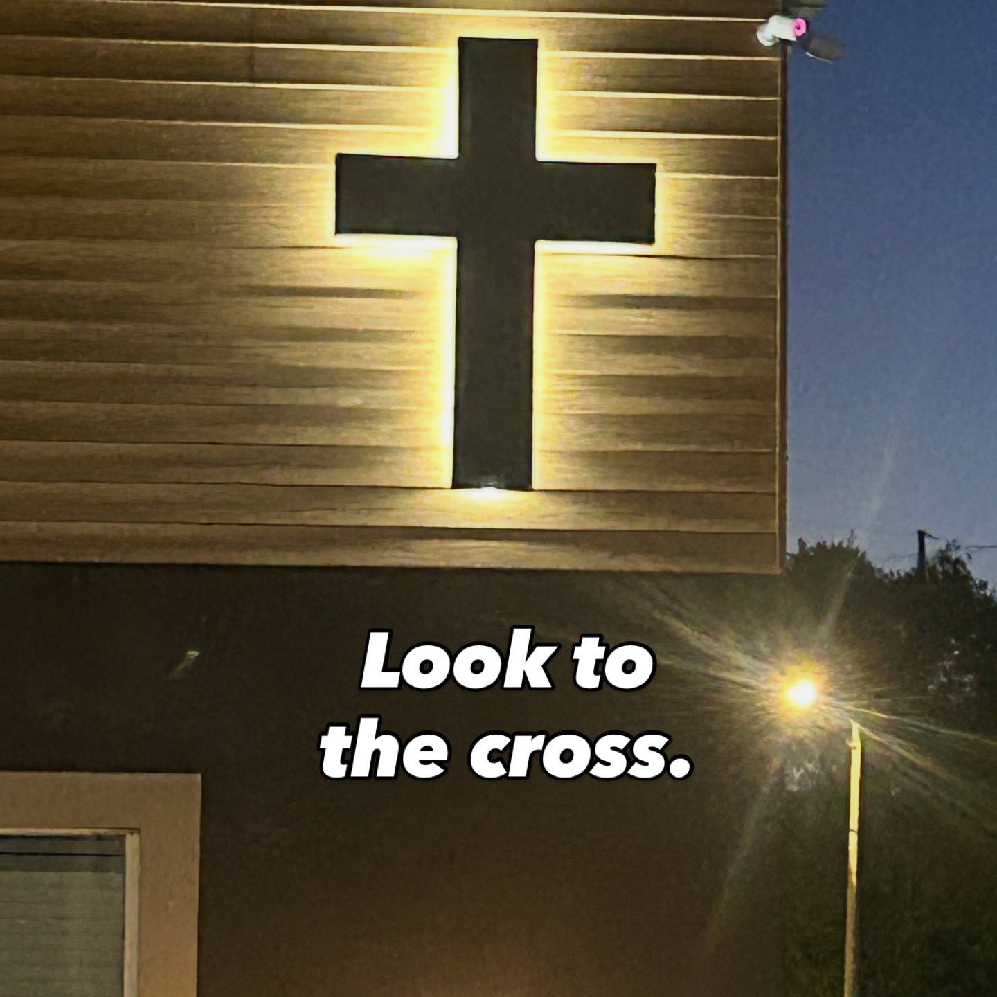 When life seems overwhelming and dark, look to the cross and give thanks. Gazing at God and giving thanks changes our perspective.
John 3:16
1 Thessalonians 5:18
Hebrews 12:2
#thegazeglanceprinciple #thecross #bible #christianity #encouragement